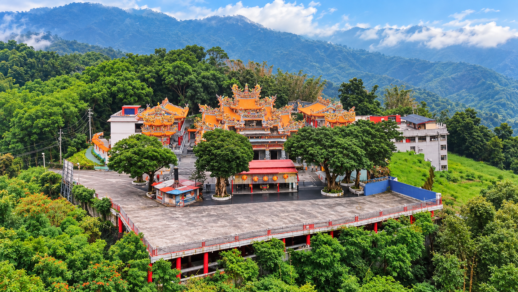 崁頂福安宮全景，環抱於青山之中